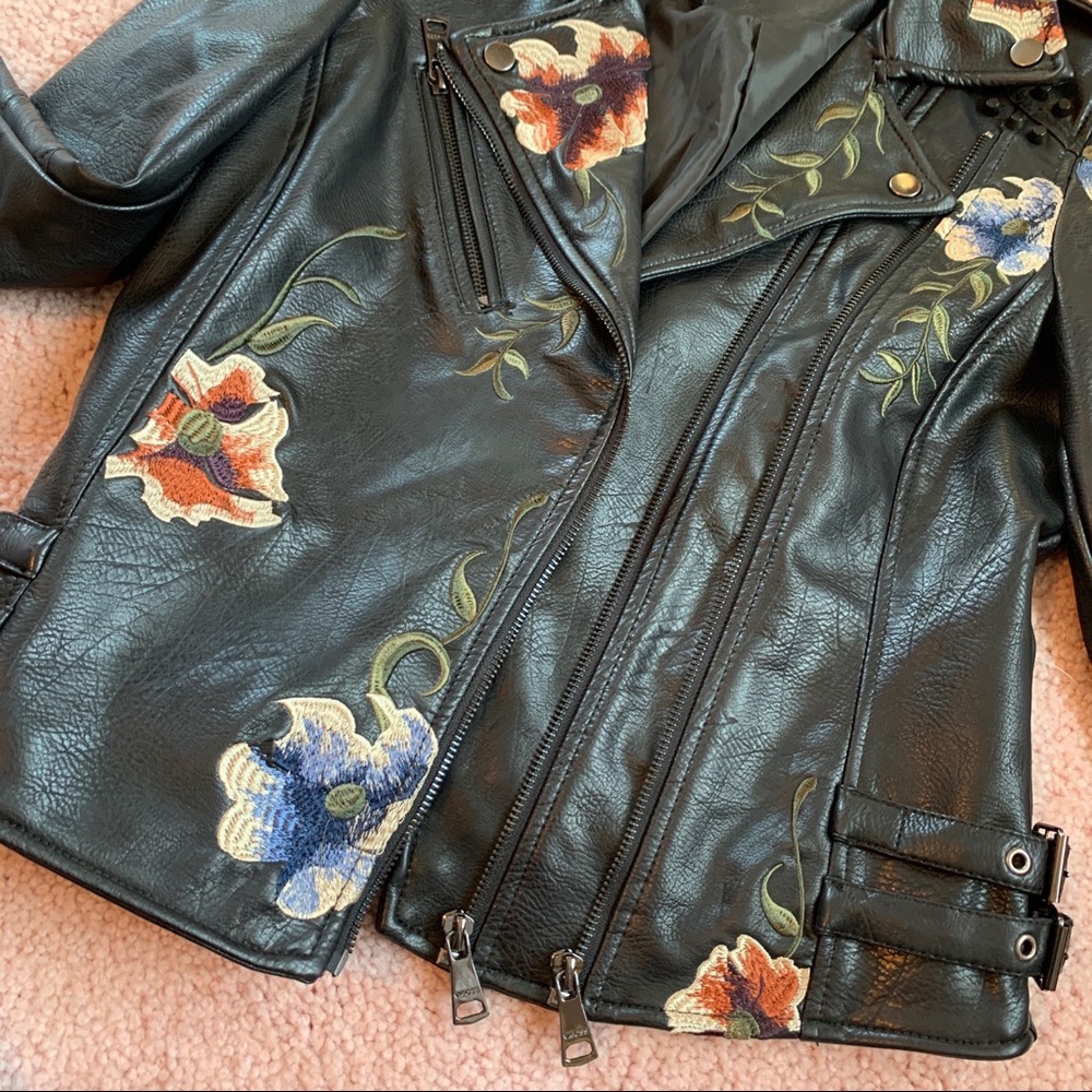 EUC Vigoss floral/stud faux leather jacket. Size M - Picture 6 of 12
